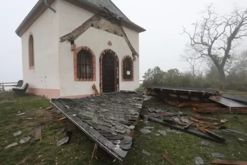 Ein Bild der Zerstörung: die Kapelle auf der Kleinen Kalmit zwischen Arzheim und Ilbesheim.