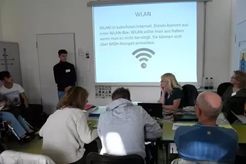 Ein gut angenommenes Angebot: der Smartphone-Kurs von Schülern der Friedrich-Ebert-Realschule plus für Senioren im Mehrgeneratio