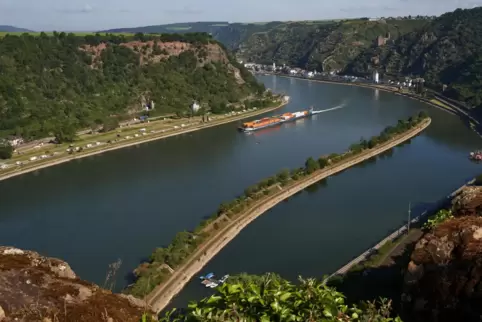 Das Mittelrheintal vom Loreleyfelsen aus gesehen mit Blick auf St. Goarshausen.