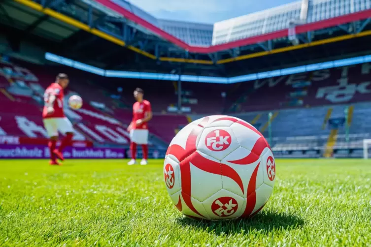 Nach der Fußball-Bundesliga und der Zweiten Liga wird ab Samstag auch in der Dritten Liga wieder der Ball rollen. 