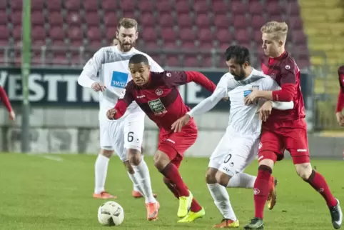 Ein Regionalligaspiel 2017 im fast leeren Fritz-Walter-Stadion: FCK II empfängt den SSV Ulm. Leon Bell Bell (Mitte) und Nils Seu