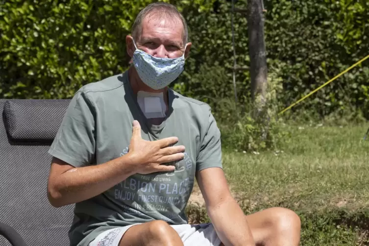 Foto nur mit Maske: Risikopatient Silvio Brehmer im heimischen Garten in Morlautern. Dort erholt er sich von dem Eingriff.