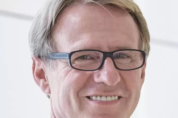 &bdquo;Abstand halten gilt weiterhin, da das Virus durch Tr&ouml;pfcheninfektion &uuml;bertragen wird&ldquo;, sagt Professor Norbert Stasche.