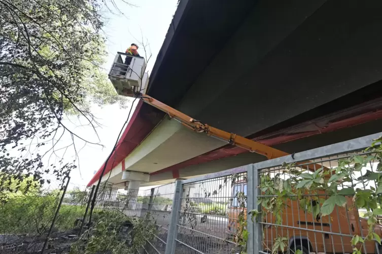 Untersuchung der Br&uuml;ckenteile, die durch die Hitzeentwicklung besch&auml;digt sein k&ouml;nnten.