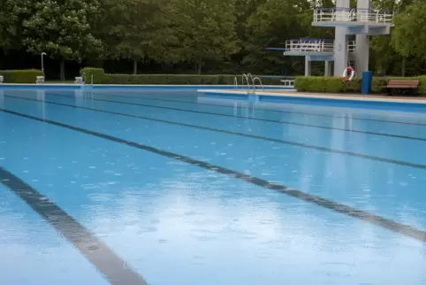 Womöglich bald wieder mit Gästen: das Waldmohrer Schwimmbad. Wann das Naturbad Staden geöffnet wird, ist ebenso noch unklar. 