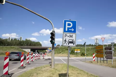 Die Ampel auf der B 423 vor der Auffahrt zur A 6 soll weichen: Zu Stoßzeiten hat sie regelmäßig lange Rückstaus nach Homburg zur