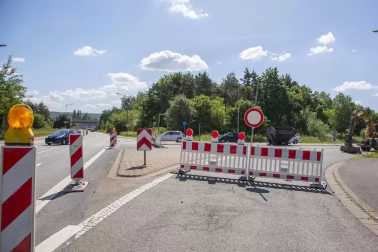 An der Erbach-Umgehungsstra&szlig;e L 118 wird die &Uuml;berleitung nach Erbach gesperrt. Man f&auml;hrt dann aber wieder geradeaus zwischen J&auml;g