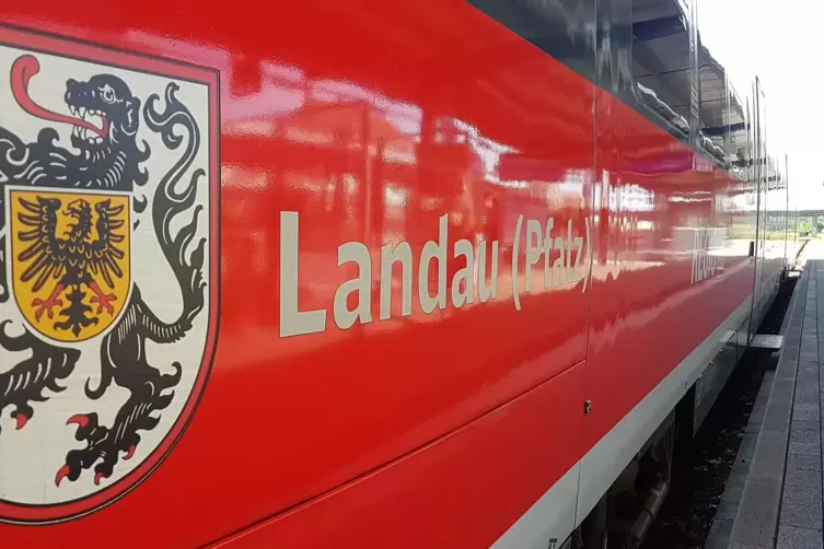 Regionalbahn im Landauer Hauptbahnhof.