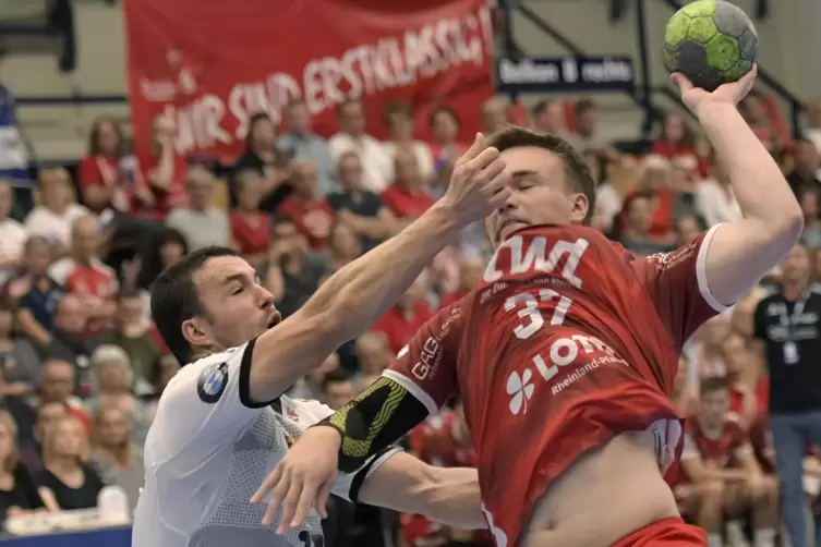 Handball mit viel Herzblut – hier Max Neuhaus gegen den Leipziger Bastian Roscheck (links): So wollen sich die Eulen auch in der