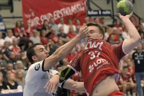 Handball mit viel Herzblut – hier Max Neuhaus gegen den Leipziger Bastian Roscheck (links): So wollen sich die Eulen auch in der