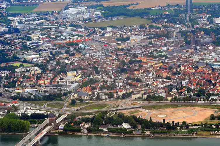 Ab 2024 sollen Autofahrer ampelfrei von der Rheinbrücke (unten) zum A-61-Zubringer kommen (am oberen Bildrand rechts). 