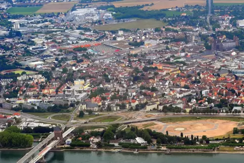 Ab 2024 sollen Autofahrer ampelfrei von der Rheinbrücke (unten) zum A-61-Zubringer kommen (am oberen Bildrand rechts). 