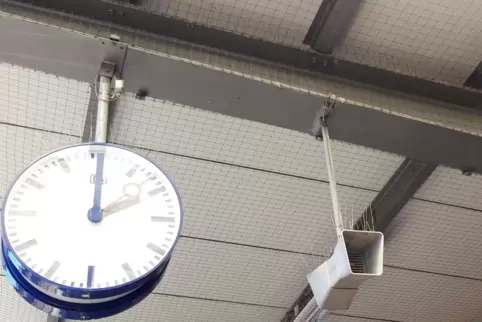 Wieder komplett: Gitter rund um Uhr und Lautsprecher.