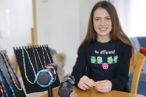 Maya Rummel stellt Schmuck aus recyceltem Papier her. 