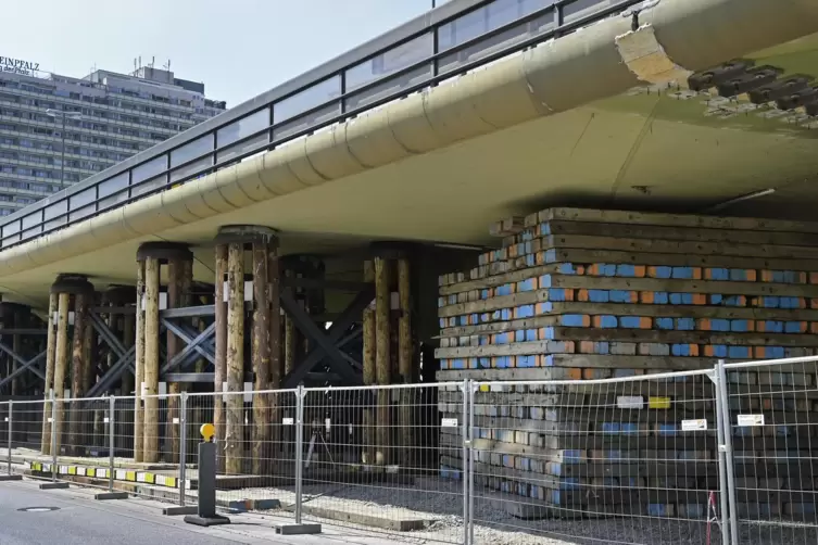 45 St&uuml;tzen aus Holz, Beton und Stahl sowie sieben St&uuml;tzt&uuml;rme aus 1500 Baggermatratzen (rechts) stabilisieren die Trasse, um zu v