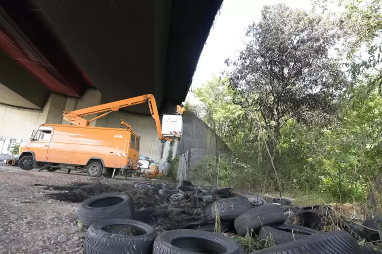 Hochstra&szlig;e Nord: Begutachtung des Bauwerks nach dem Altreifenbrand vom Mittwochabend