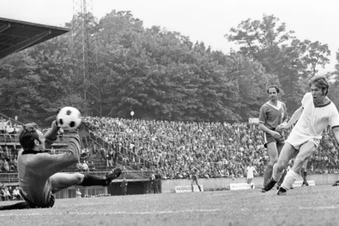 Vor 50 Jahren, als die Männer meist Koteletten trugen: Dieter Weinkauff (rechts) überwindet im Saarbrücker Ludwigsparkstadion He