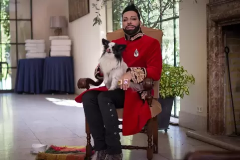 Harald Glööckler mit Hund Billy King.