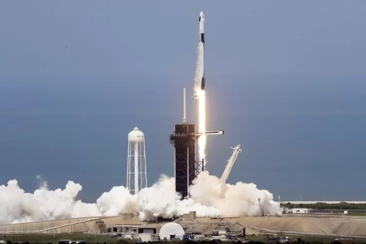 Die „Falcon 9“-Rakete mit dem Rauschiff „Dragon“ an der Spitze beim Start.