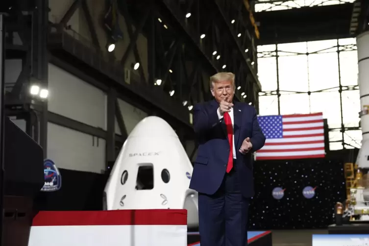 Donald Trump, Präsident der USA, steht auf dem Podium während einer Veranstaltung im Vehicle Assembly Building im Kennedy Space 