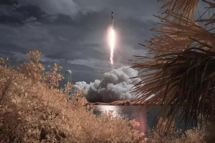 Eine SpaceX «Falcon 9»-Rakete startet mit den NASA-Astronauten Hurley und Behnken in der Besatzungskapsel der Dragon im Kennedy 