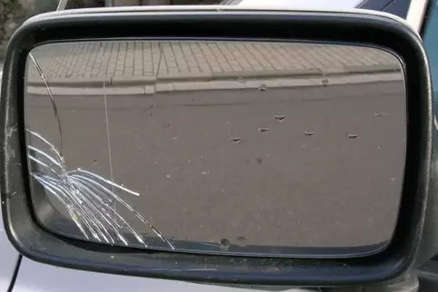 Die Polizei weist darauf hin, „dass unerlaubtes Entfernen vom Unfallort kein Kavaliersdelikt ist“ und für den Verursacher empfin Die Polizei weist darauf hin, „dass unerlaubtes Entfernen vom Unfallort kein Kavaliersdelikt ist“ und für den Verursacher empfin
