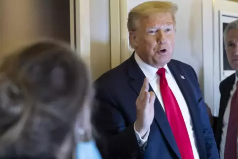 An Bord des Präsidentenflugzeuges spricht Trump von seinen Überlegungen, den G7-Gipfel in den September zu verlegen.
