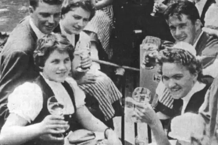 Ein Teil der Trachtengruppe bei einem Bootsuzug 1958 in Neuburg am Rhein.