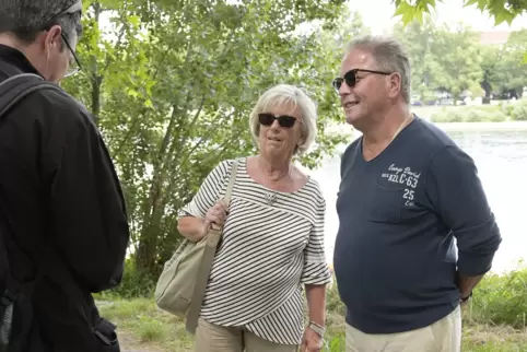 Plauderei am Rheinufer: Janos Bagi und Heidrun Misiol im Gespräch mit Volker Endres.