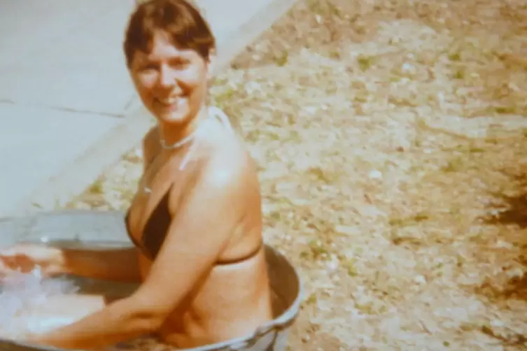 In jungen Jahren hat sich Margit Kalsch im Zuber nach dem Sonnen abgek&uuml;hlt. 