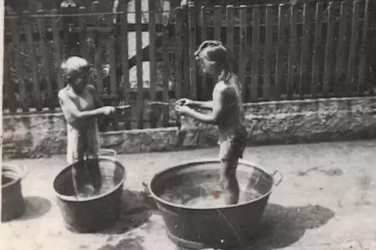 Kleiner Luxus in schweren Zeiten &ndash; Rainer Horn mit seiner Schwester beim Planschen.