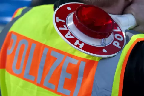 Nach einem bislang unbekannten Täter sucht die Lauterecker Polizei: Der Mann hat an einem Wagen in Meisenheim zwei Reifen plattg