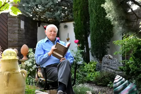 Hans-Jürgen Quadbeck-Seeger im Garten – mit seinem neusten Buch.