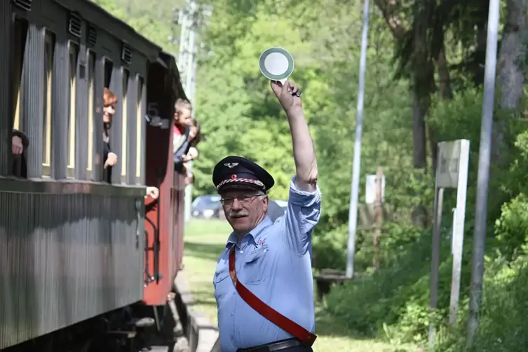 Bald ist es wieder so weit: Zugführer Reinhard Winkler gibt das Signal zur Abfahrt des Bähnels. 
