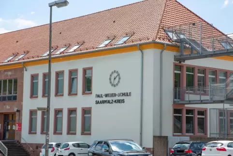 Das gesamte BBZ trägt den Namen Paul-Weber-Schule, nach dem früheren Geschäftsführer der Karlsberg-Brauerei. Das gesamte BBZ trägt den Namen Paul-Weber-Schule, nach dem früheren Geschäftsführer der Karlsberg-Brauerei.