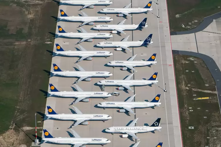 Am Boden: Maschinen der Lufthansa &ndash; w&auml;hrend der Corona-Krise geparkt auf dem Gel&auml;nde des Hauptstadtflughafens Berlin-Brandenburg