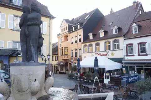 Auf dem Homburger Marktplatz soll es bald mehr Platz für die Tische und Stühle der Gaststätten geben. Auf dem Homburger Marktplatz soll es bald mehr Platz für die Tische und Stühle der Gaststätten geben.