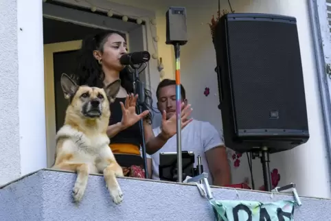 Zwei Quadratmeter Bühne: Sängerin Maram El Dsoki, Keyboarder Emanuel Klapp und Schäferhündin Queen teilen sich den Balkon des Me