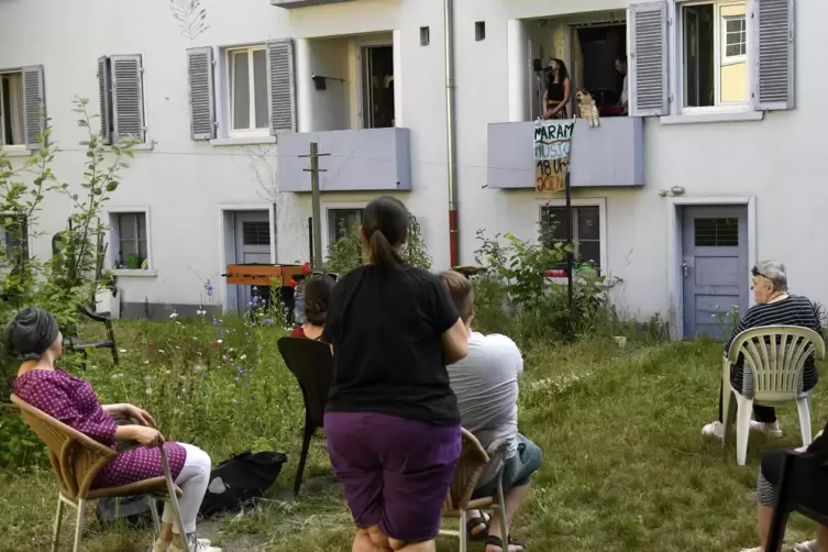 In der Nachbarschaft hat Maram El Dsoki eine treue Zuh&ouml;rerschaft gefunden.