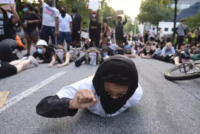 Demonstranten liegen während eines Protests in Atlanta auf der Straße.