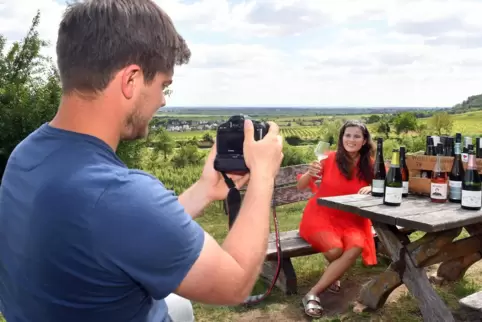 Weinprinzessin in Aktion: Kameramann Markus Kehrer filmt die Onlineweinprobe mit Tamara Fränzle. 