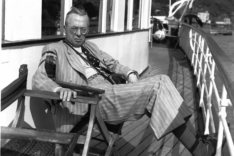 Entspannt: Adolf Hermann Hummel an Deck der von ihm konstruierten &bdquo;Mainz&ldquo;.