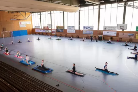 Auf kleinen Einzelmatten statt auf einer großen Mattenfläche trainiert derzeit das Gym & Dance Team.
