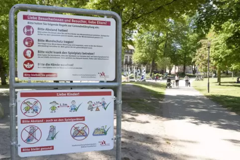 Wegen der Corona-Pandemie gibt es derzeit viele Regeln zu beachten. Wie etwa hier im Stadtpark. Das Ordnungsamt kümmert sich dar