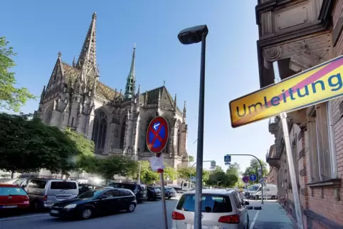 Erhöhtes Verkehrsaufkommen: rund um die Hilgardstraße. Erhöhtes Verkehrsaufkommen: rund um die Hilgardstraße.