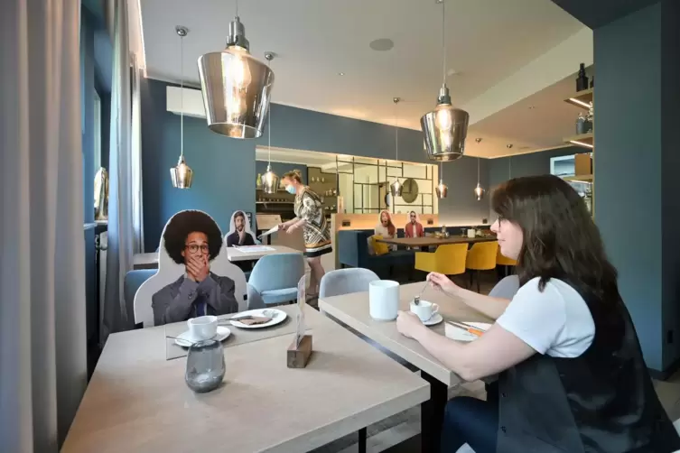 Besetzt: Pappkamerad am Tisch im &bdquo;Hotel am Wartturm&ldquo;. 