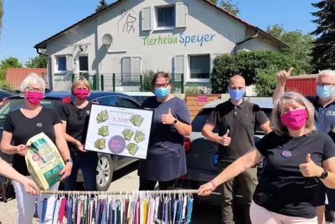 Masken-Frauen auf Spenden-Tour: Teil der Frauengruppe „Black & Beautiful“ am Pfingstmontag vor dem Tierheim Speyer.