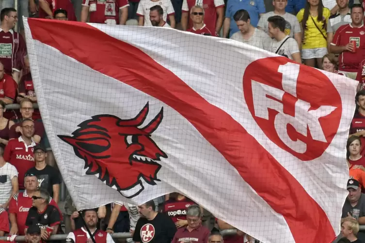 Große FCK-Fahnen wie diese soll es am Mittwoch beim ersten Geister-Heimspiel der Roten Teufel nicht geben.