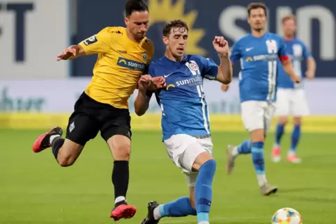 Waldhof Mannheim beim FC Hansa Rostock – ein enges Duell; hier Mounir Bouziane (links) und der Rostocker Sven Sonnenberg. 