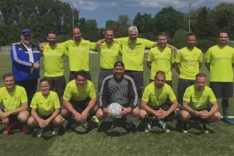 Mit Dame: Im vergangenen Jahr gelang den Zweibrücker JVA-Kickern bei der Landesmeisterschaft eine astreine Titelverteidigung. 